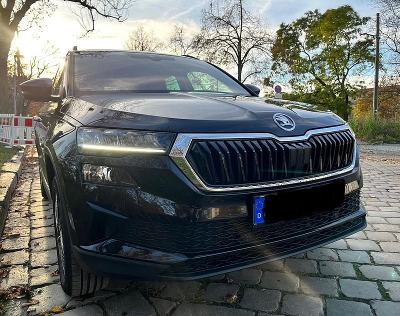 Schwarz Gebraucht 2022 Skoda Karoq Tour SUV | 23.460 € (Superpreis) - Bild 1/4