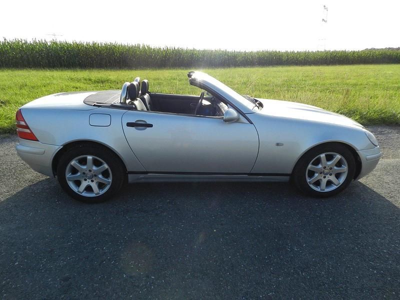 Gebraucht Mercedes SLK230 193 PS (141 kW) 1997 Silber Cabrio