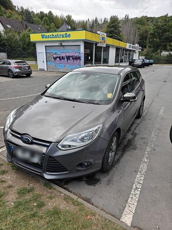 Braun Gebraucht 2013 Ford Focus Kombi | 3.000 € (Superpreis) - Bild 1/4