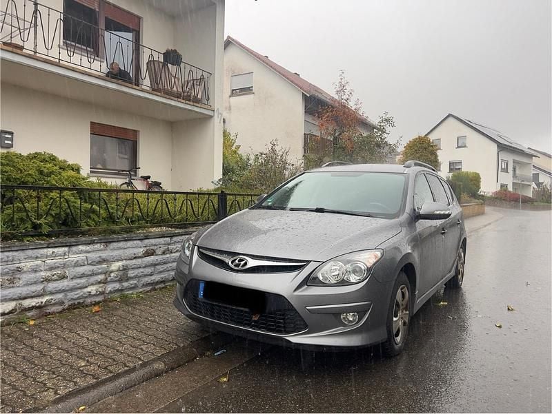 Grau Gebraucht 2012 Hyundai i30 Kombi | 3.300 € (Superpreis) - Bild 1/4
