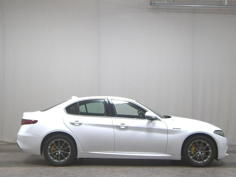 Weiss Gebraucht 2021 Alfa Romeo Giulia Super Limousine | 22.480 € (Superpreis) - Bild 1/4