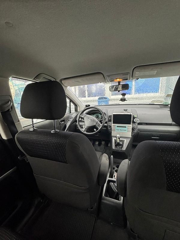 Grau Gebraucht 2007 Toyota Corolla Verso Van / Kleinbus | 3.500 € - Bild 1/4