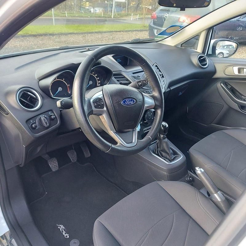 Gebraucht Ford Fiesta 95 PS (69 kW) 2013 Weiß Kleinwagen