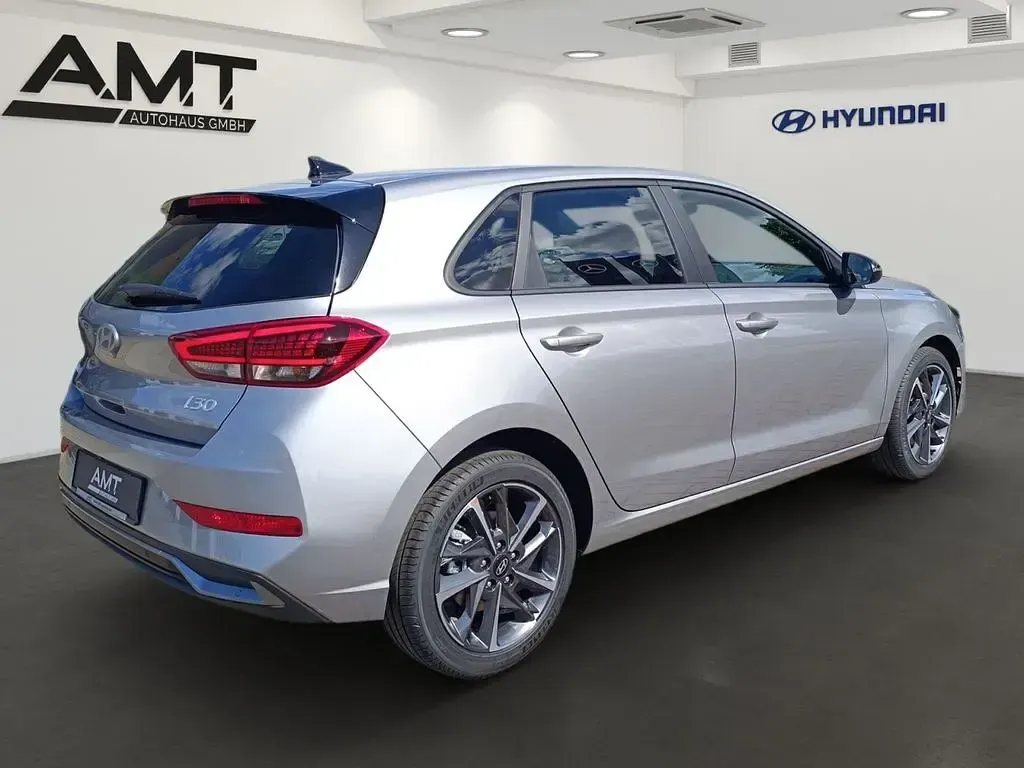 Neu Hyundai i30 Advantage 101 PS (74 kW) 2026 Shimmering silver Limousine