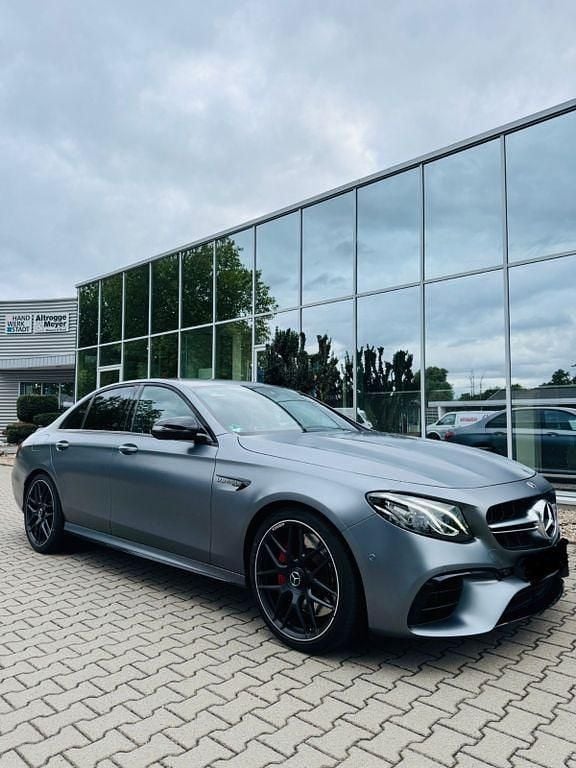 Grau Gebraucht 2018 Mercedes E63S AMG AMG Limousine | 58.500 € (Fairer Preis) - Bild 1/4
