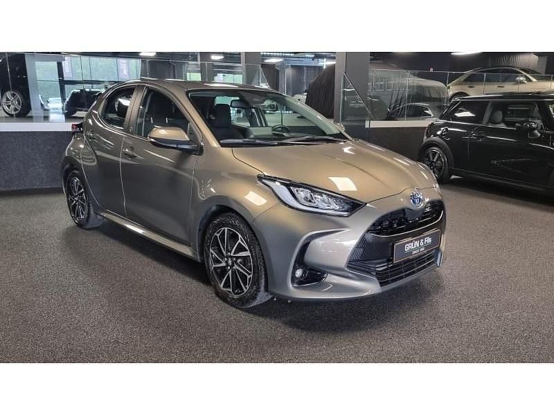 Beige Gebraucht 2023 Toyota Yaris Limousine | 18.990 € (Fairer Preis) - Bild 1/4