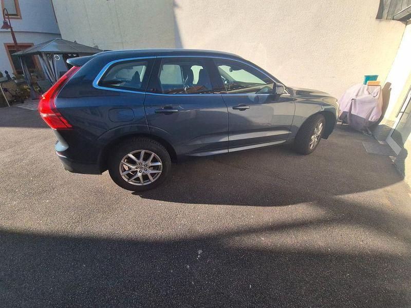 Blau Gebraucht 2020 Volvo XC60 Momentum SUV | 28.500 € (Guter Preis) - Bild 1/4