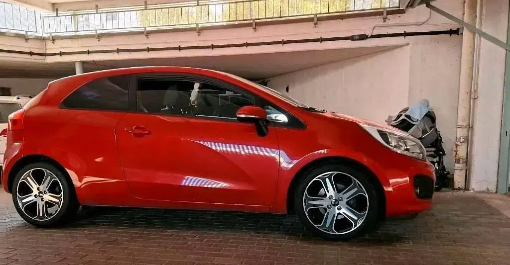 Używany Kia Rio 90 KM (66 kW) 2014 Czerwony Hatchback