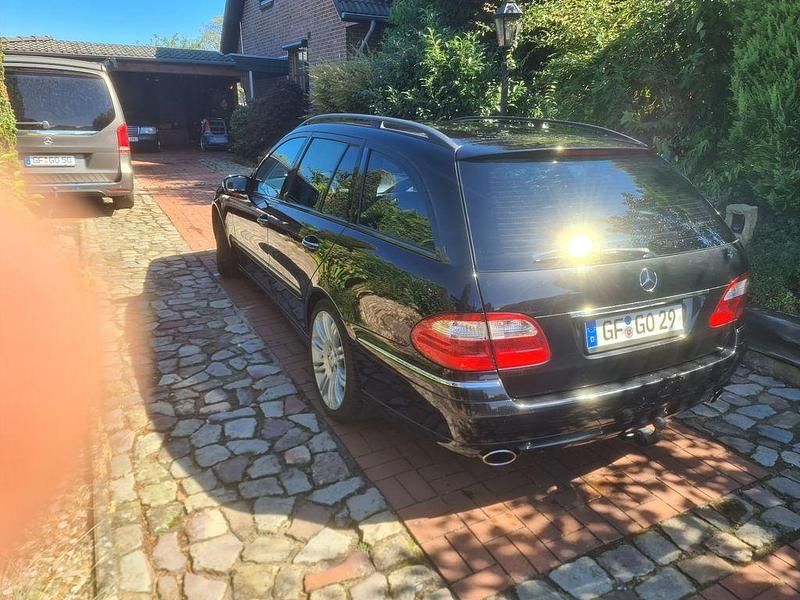 Schwarz Gebraucht 2005 Mercedes E200 Avantgarde Limousine | 3.990 € (Fairer Preis) - Bild 1/4
