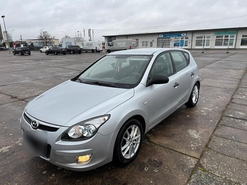 Gebraucht Hyundai i30 109 PS (80 kW) 2010 Silber Kleinwagen