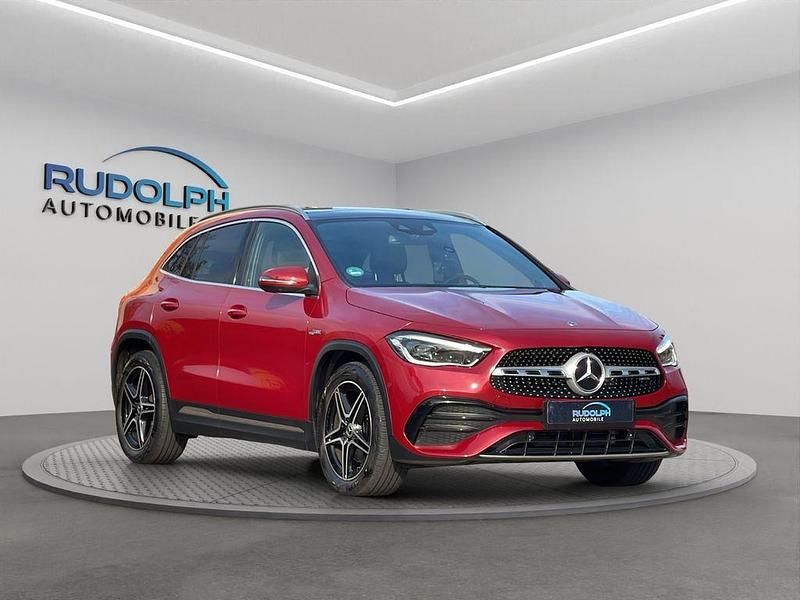 Rot Gebraucht 2021 Mercedes GLA200 AMG SUV | 34.999 € (Etwas zu teuer) - Bild 1/4