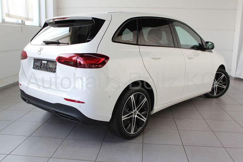 Gebraucht Mercedes B200 Progressive 163 PS (119 kW) 2024 Weiß Van / Kleinbus