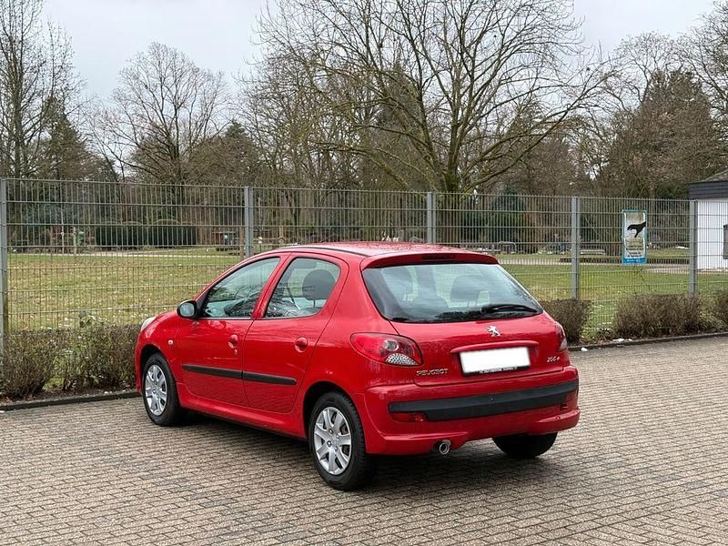 Gebraucht Peugeot 206+ 75 PS (55 kW) 2009 Rot Kleinwagen