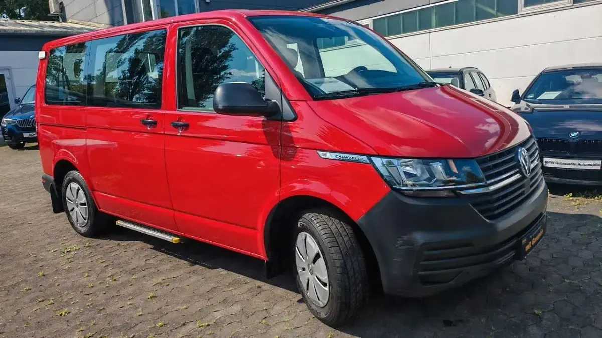 Gebraucht VW Caravelle Trendline 110 PS (80 kW) 2021 Kirschrot Van