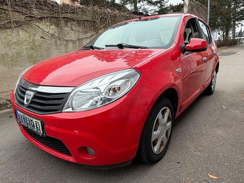 Rot Gebraucht 2010 Dacia Sandero Lauréate Limousine | 2.190 € (Guter Preis) - Bild 1/4