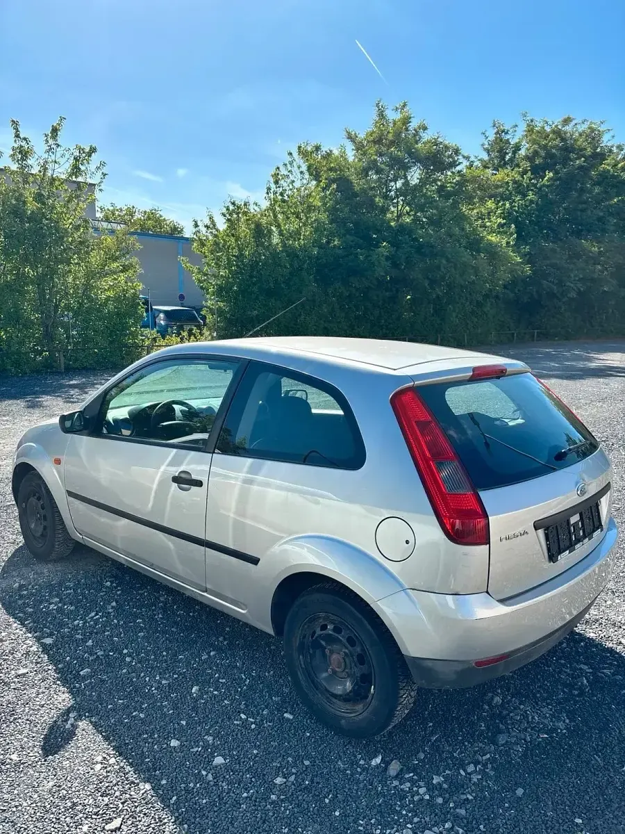 Gebraucht Ford Fiesta 60 PS (44 kW) 2004 Silber Kleinwagen