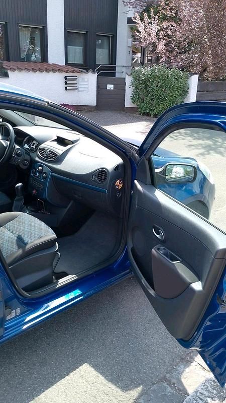 Gebraucht Renault Clio II 75 PS (55 kW) 2008 Blau Kleinwagen