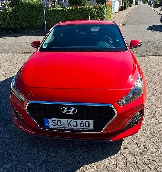 Gebraucht Hyundai i30 Style 120 PS (88 kW) 2018 Rot Limousine
