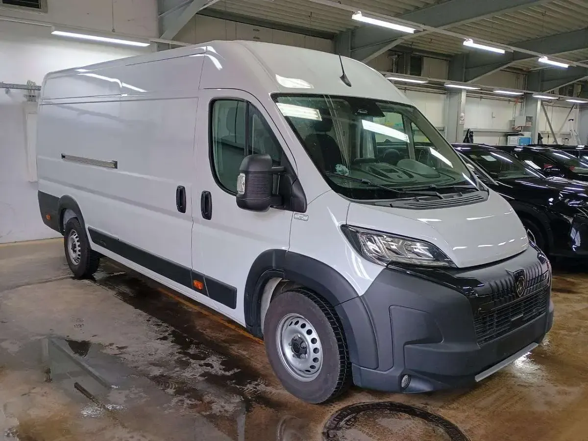 Gebraucht Peugeot Boxer 140 PS (102 kW) 2025 Lackierung weiss icy/typ ausse Van