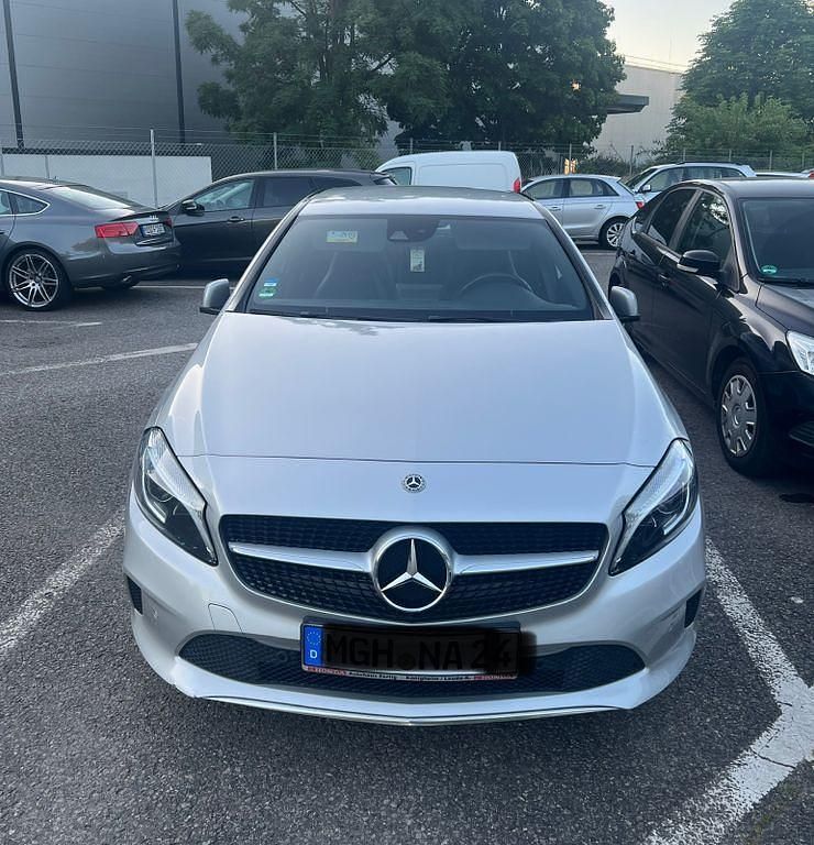 Silber Gebraucht 2017 Mercedes A200 Urban Limousine | 13.650 € (Guter Preis) - Bild 1/4