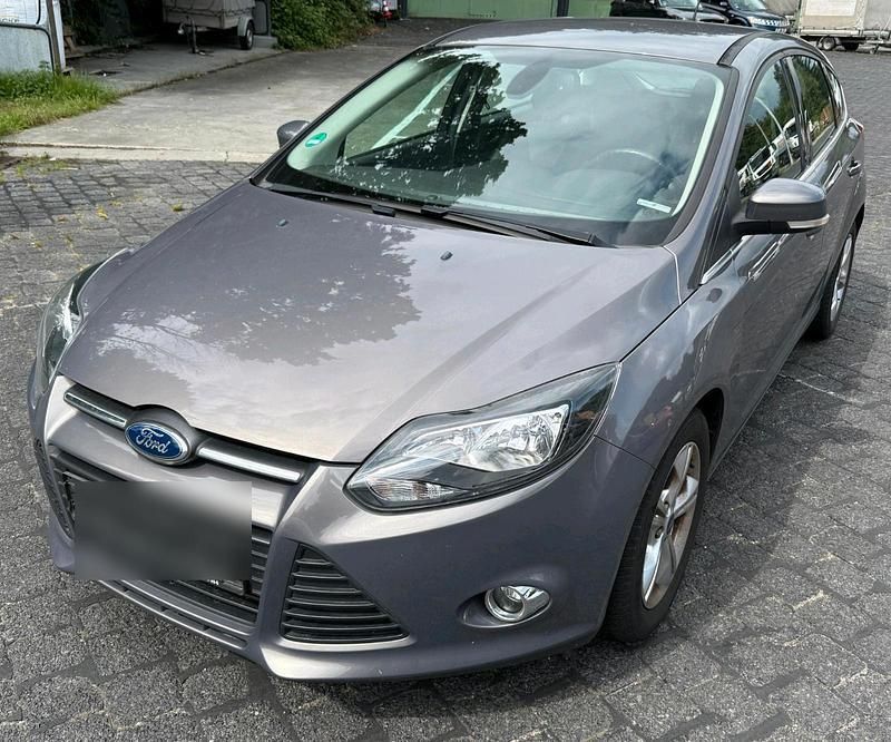 Grau Gebraucht 2013 Ford Focus Limousine | 3.200 € (Superpreis) - Bild 1/4