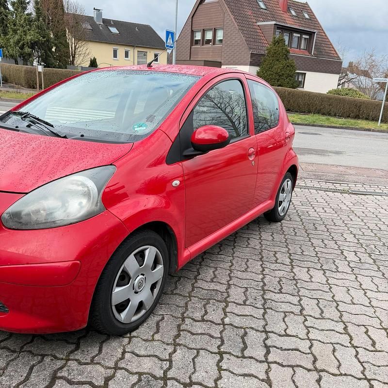 Gebraucht Toyota Aygo 68 PS (50 kW) 2007 Rot Kleinwagen