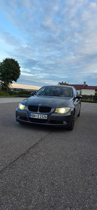 Grau Gebraucht 2007 BMW 320 Limousine | 3.500 € (Fairer Preis) - Bild 1/4