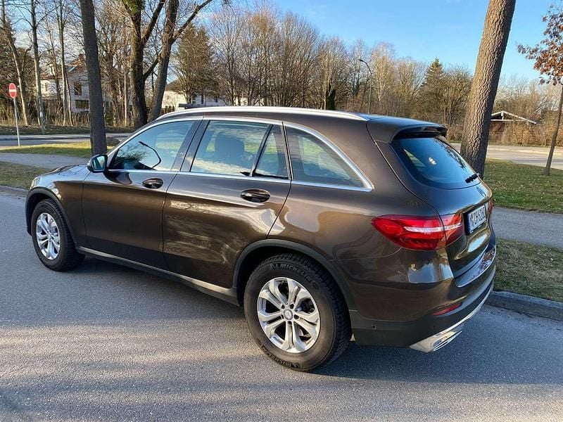 Braun Gebraucht 2016 Mercedes GLC250 SUV | 22.750 € (Fairer Preis) - Bild 1/4