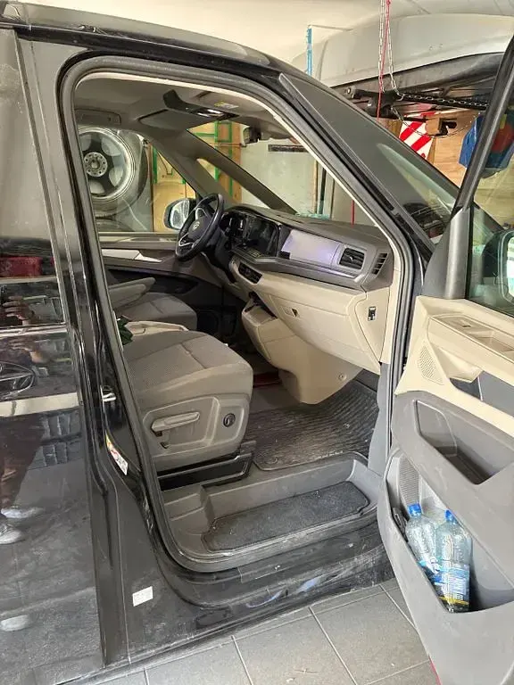Second-hand VW Multivan Life 150 CP (110 kW) 2023 Negru Monovolum