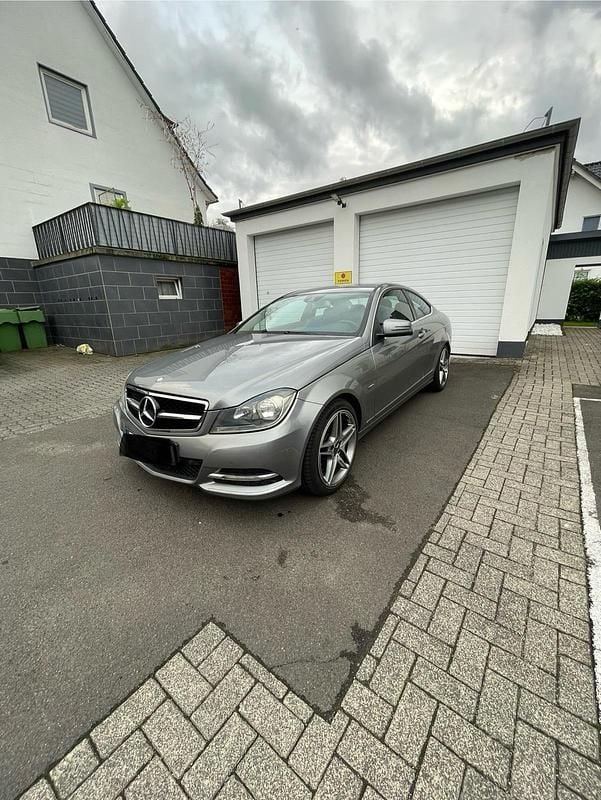 Grau Gebraucht 2012 Mercedes C180 AMG line Coupé | 9.000 € - Bild 1/4