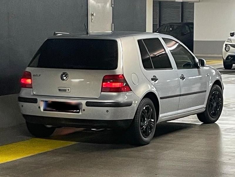 Silber Gebraucht 2000 VW Golf IV Kleinwagen | 2.000 € (Etwas zu teuer) - Bild 1/4
