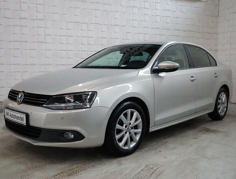 Gold Gebraucht 2011 VW Jetta Comfortline Limousine | 6.490 € (Fairer Preis) - Bild 1/4