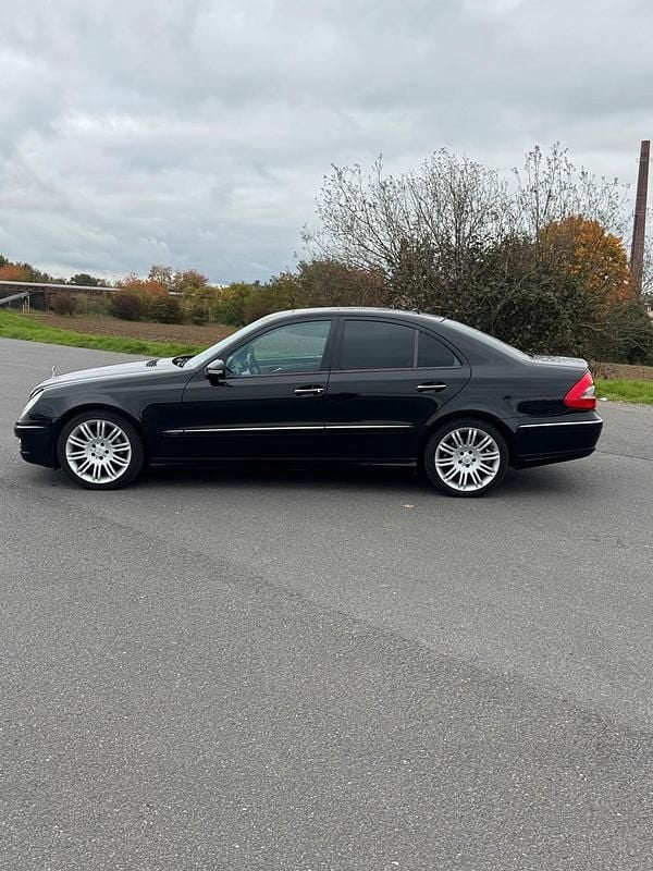 Schwarz Gebraucht 2006 Mercedes E320 Avantgarde Limousine | 10.500 € - Bild 1/4