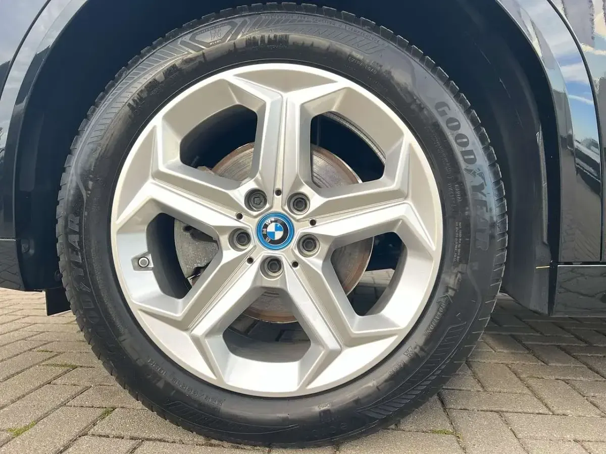 Gebraucht BMW iX2 M Sport 150 kW (204 PS) 2025 Schwarz SUV