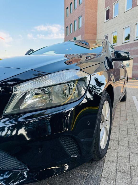 Gebraucht Mercedes A180 Edition 122 PS (89 kW) 2016 Schwarz Limousine
