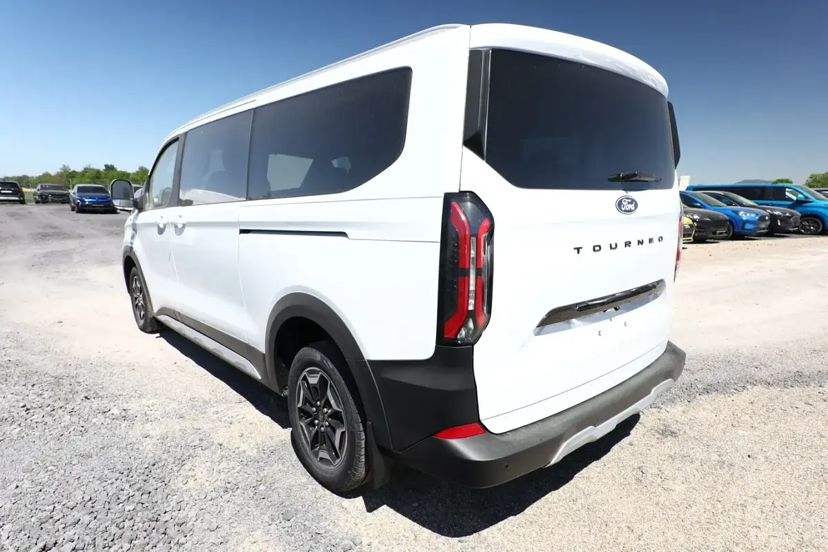 Nowe Ford Tourneo Active 170 KM (125 kW) 2026 Biały Minivan