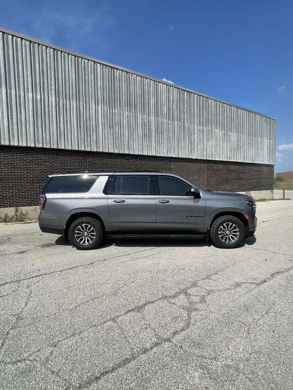 Neu Chevrolet Suburban 426 PS (313 kW) 2025 Schwarz SUV