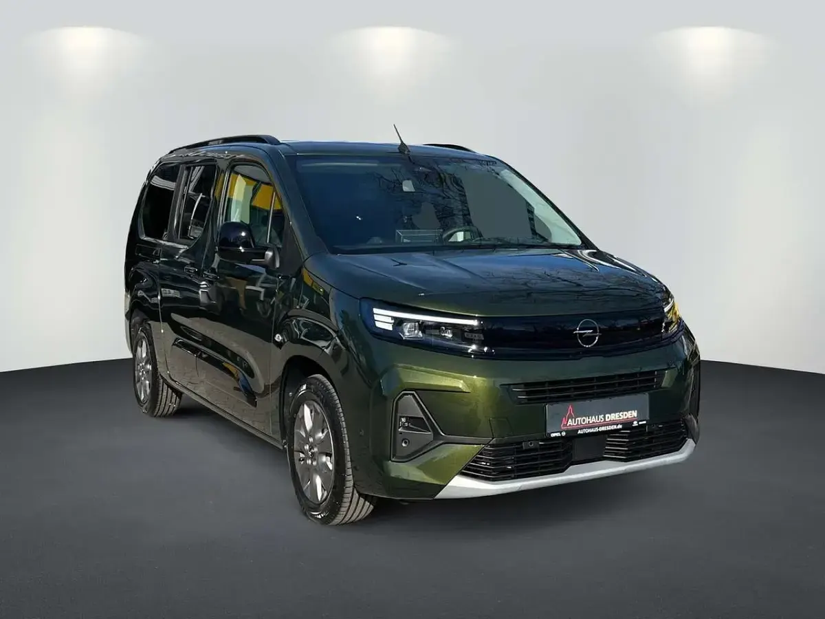 Neu Opel Combo Life XL 131 PS (96 kW) 2026 Sirkka grün Van / Kleinbus