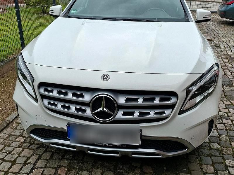 Weiß Gebraucht 2018 Mercedes GLA200 SUV | 25.000 € (Etwas zu teuer) - Bild 1/4