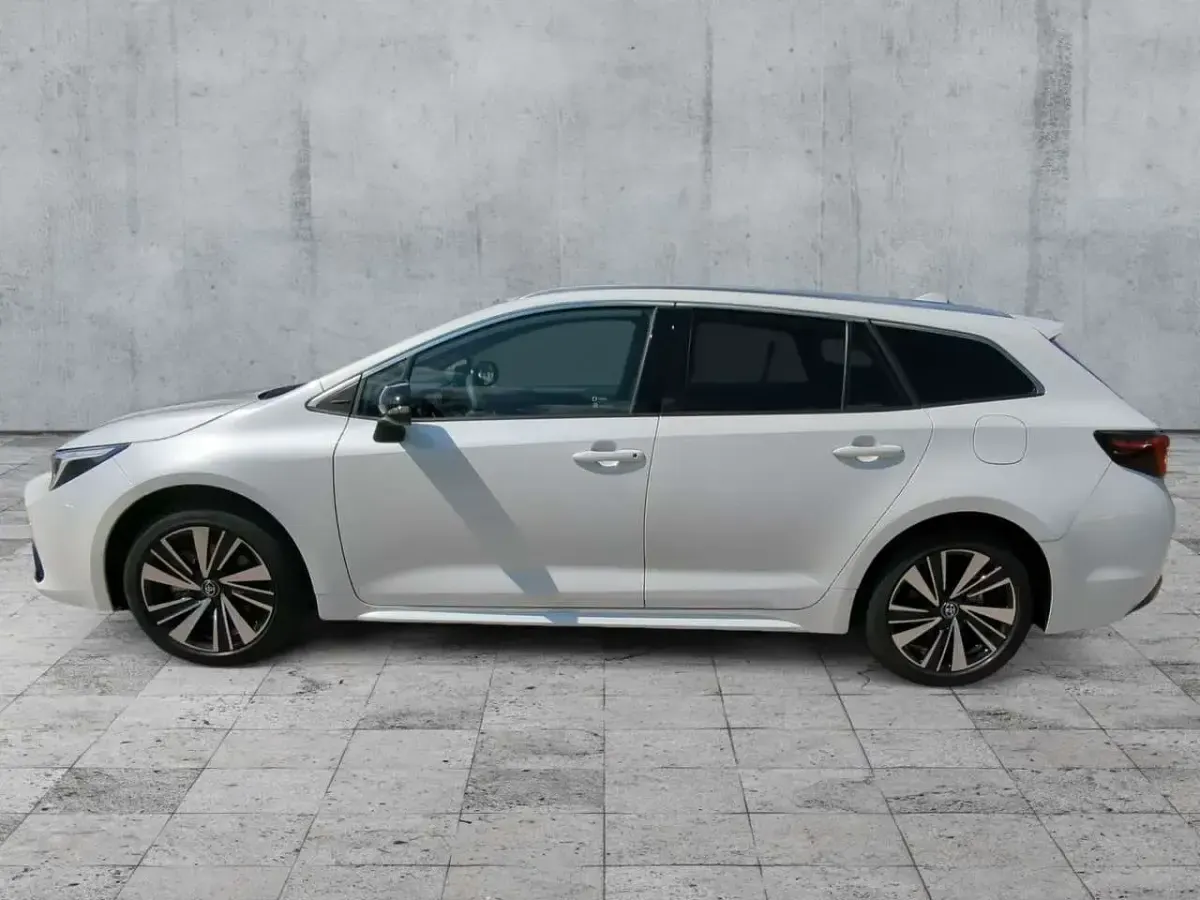 Neu Toyota Corolla 196 PS (144 kW) 2026 Platinum white pearl mc. Kombi