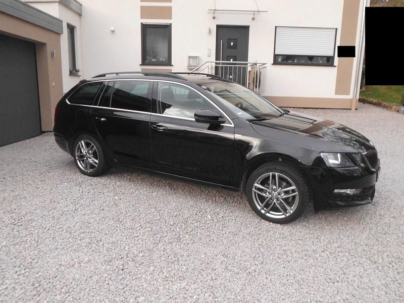 Schwarz Gebraucht 2020 Skoda Octavia Kombi | 18.888 € (Superpreis) - Bild 1/4