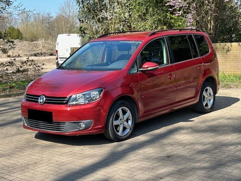 Wein rot metallic . Gebraucht 2015 VW Touran Comfortline Van / Kleinbus | 11.350 € (Superpreis) - Bild 1/4