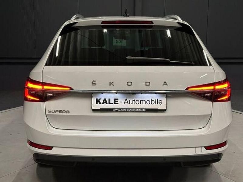 Gebraucht Skoda Superb Style 150 PS (110 kW) 2024 Moonweiss metallic Kombi