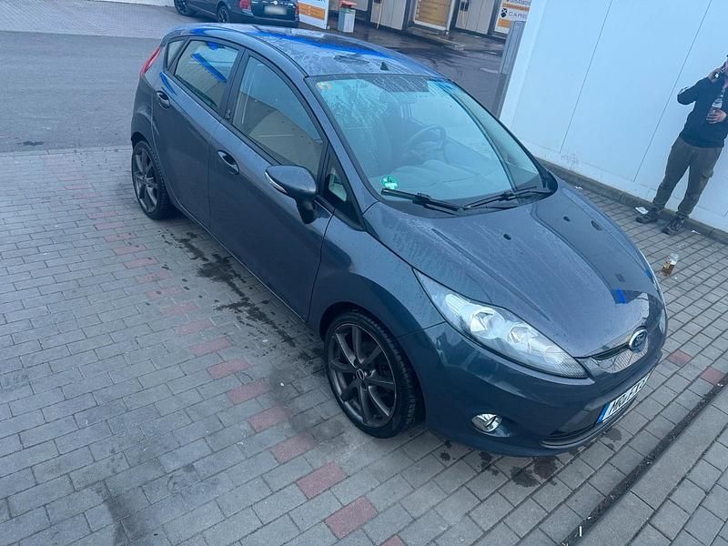 Gebraucht Ford Fiesta 80 PS (58 kW) 2012 Grau Kleinwagen