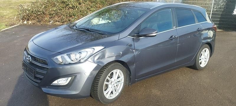 Gebraucht Hyundai i30 Passion 101 PS (74 kW) 2017 Grau Kombi