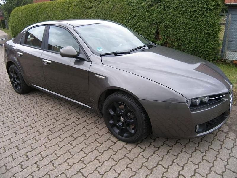 Grau Gebraucht 2007 Alfa Romeo 159 Distinctive Limousine | 3.399 € (Fairer Preis) - Bild 1/4