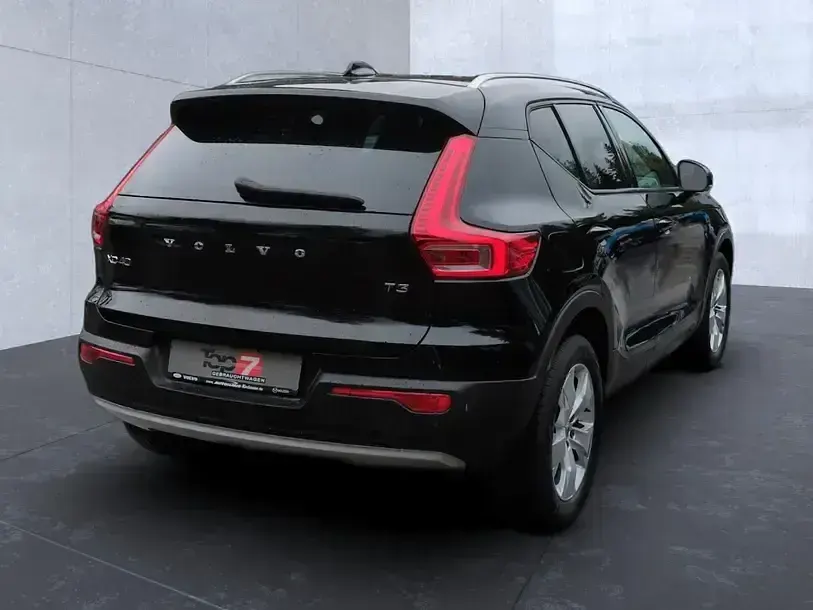 Gebraucht Volvo XC40 Momentum 163 PS (119 kW) 2022 Schwarz SUV