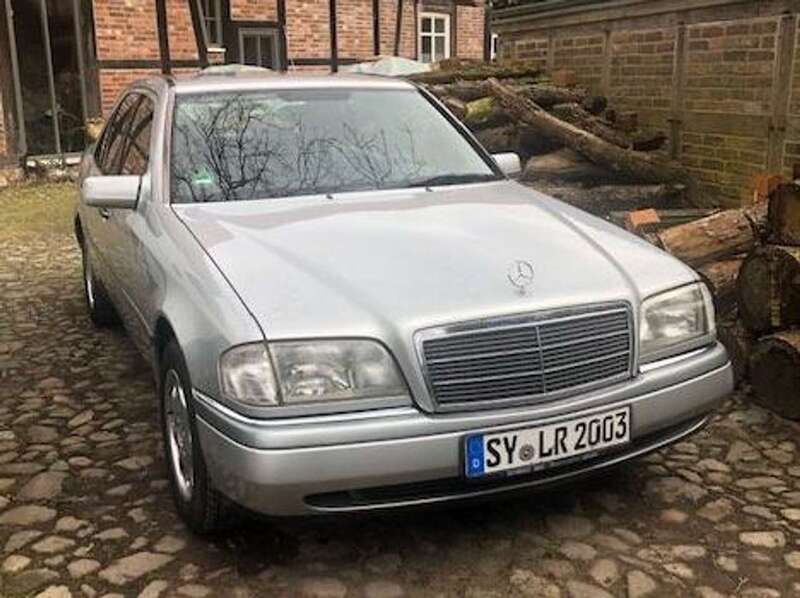 Silber Gebraucht 1994 Mercedes 220 Limousine | 6.250 € - Bild 1/4