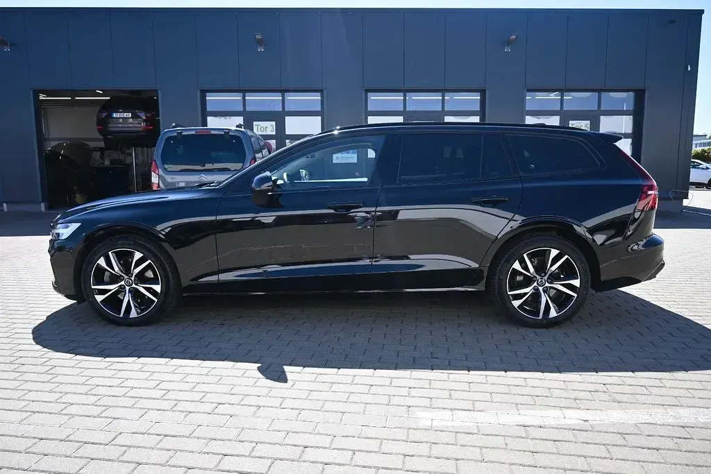 Gebraucht Volvo V60 Plus 197 PS (144 kW) 2025 Schwarz Kombi