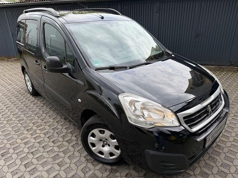 Usado Peugeot Partner Tepee Active 110 CV (80 kW) 2017 Negro Monovolumen